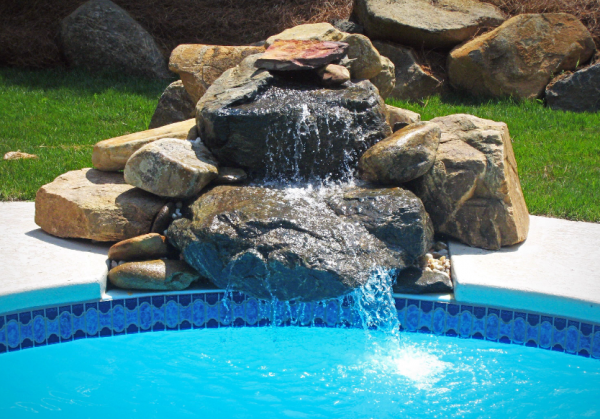 Kolam Air Mini dengan Batu-batuan